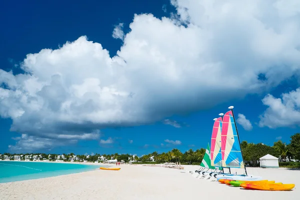 Catamarans at tropical beach — Stock Photo, Image