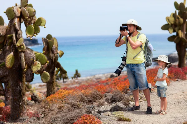 Pai e filha em terreno cênico na ilha Galápagos South Plaza — Fotografia de Stock