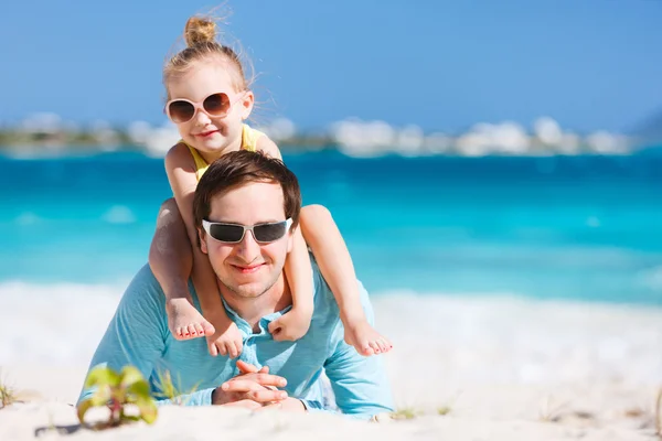 Pai feliz e sua adorável filhinha na praia — Fotografia de Stock