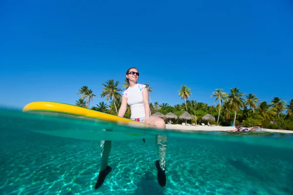 Paddle kurulu sportif genç kadın — Stok fotoğraf