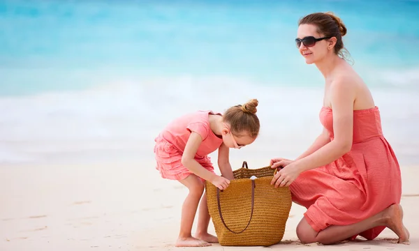 Szczęśliwą matką i córką na tropikalnej plaży — Zdjęcie stockowe