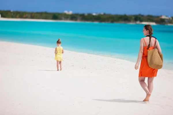 母亲和女儿热带沙滩散步 — 图库照片