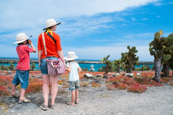 Mother and two kids hiking at scenic terrain — Stock Photo, Image