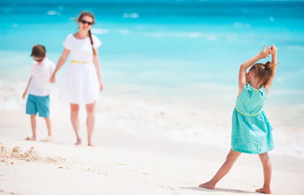 Madre e figli in vacanza nei Caraibi passeggiando lungo una spiaggia — Foto Stock