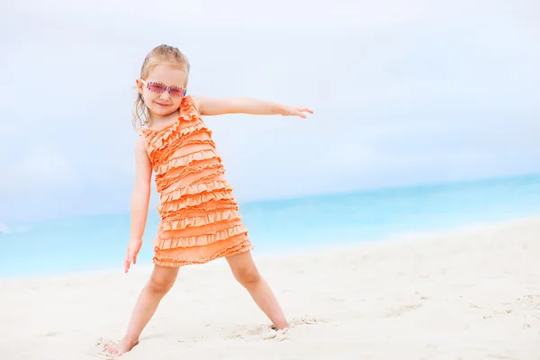Retrato de menina bonito na praia tropical — Fotografia de Stock