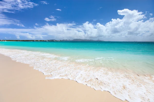Panorama piękny plaża na wyspie anguilla, Karaiby — Zdjęcie stockowe