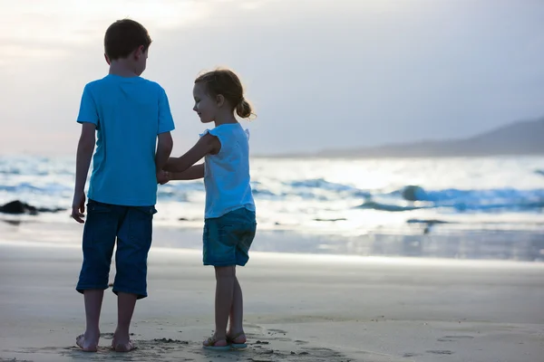 Dos niños en la playa — Foto de Stock