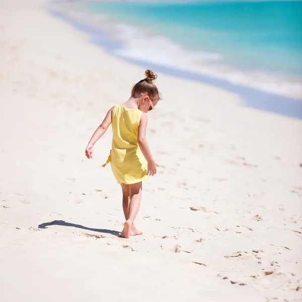 Adorable little girl at beach — Stock Photo, Image