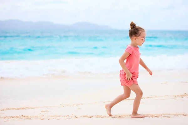 Adorable petite fille à la plage — Photo