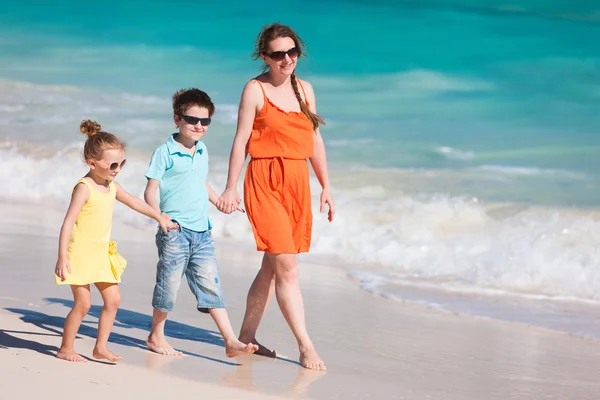 Familie op Caribisch strand — Stockfoto