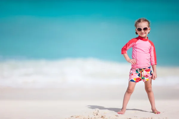 Schattig klein meisje op strand — Stockfoto