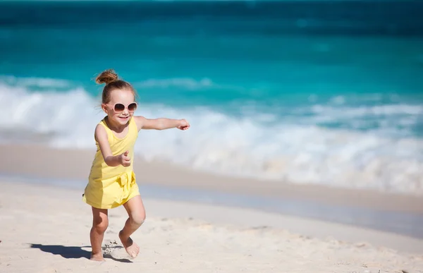 Rozkošná holčička na pláži — Stock fotografie