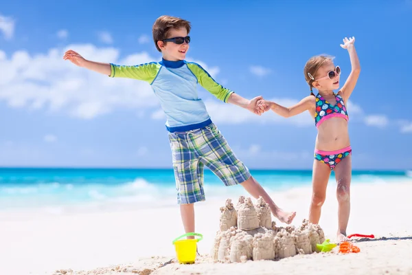 Deux enfants jouent à la plage — Photo