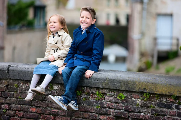 Kids outdoors in city — Stock Photo, Image