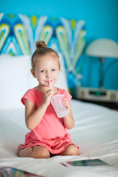 Kleines Mädchen im Hotelzimmer — Stockfoto