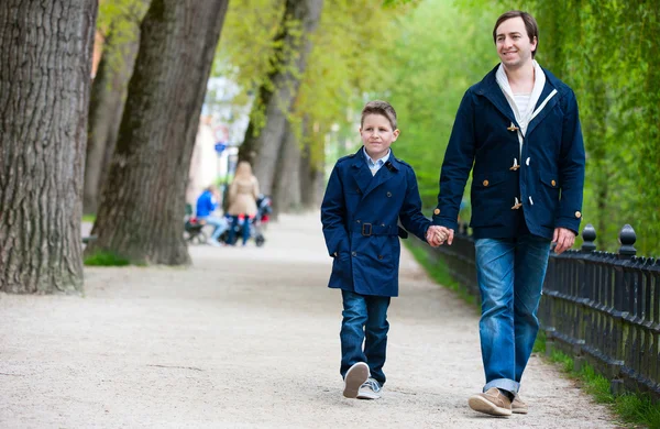 Vader en zoon in het park — Stockfoto