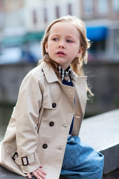 Портрет маленькой девочки на открытом воздухе — стоковое фото