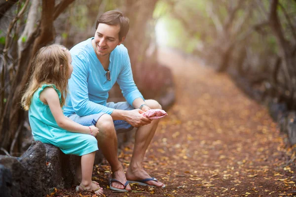 Pai e filha na floresta — Fotografia de Stock