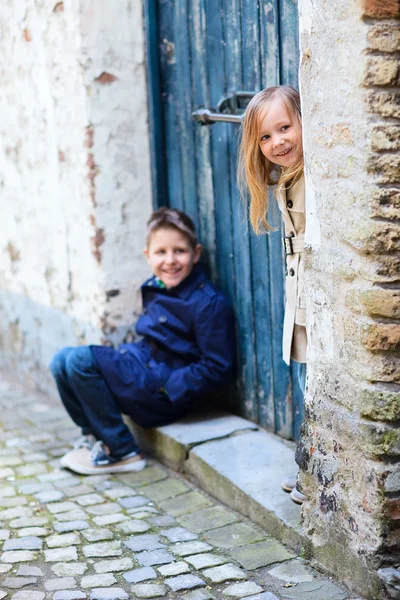 Barn utomhus i city — Stockfoto