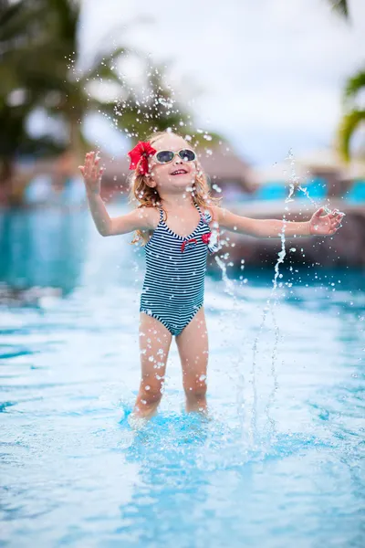 Petite fille à la piscine — Photo