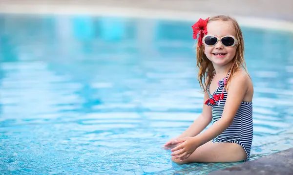 Κοριτσάκι κοντά σε πισίνα — Φωτογραφία Αρχείου