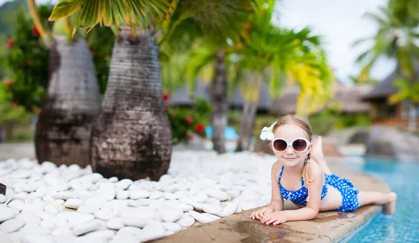 Bambina in piscina — Foto Stock