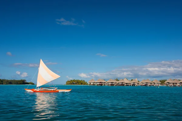 Barca a vela alla laguna di Bora Bora — Foto Stock