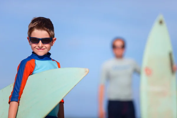 Pai e filho com pranchas de surf — Fotografia de Stock