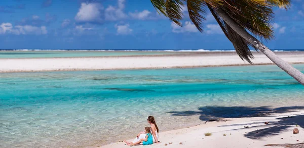 Mère et fille sur la plage tropicale — Photo