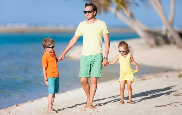 Padre e figli su una spiaggia — Foto Stock