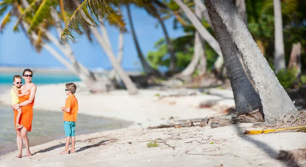 Bella famiglia su una spiaggia — Foto Stock