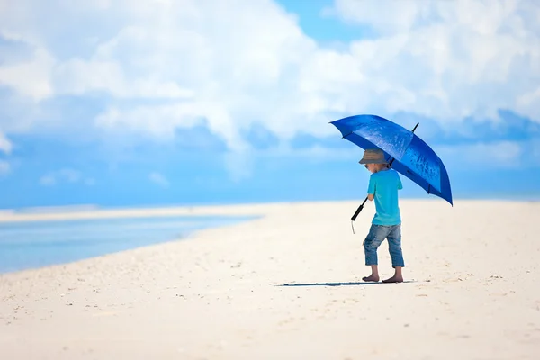 Niño pequeño en la playa — Foto de Stock