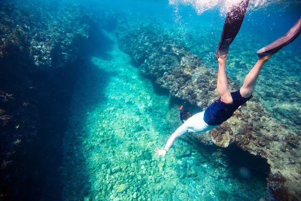 Muž potápění — Stock fotografie