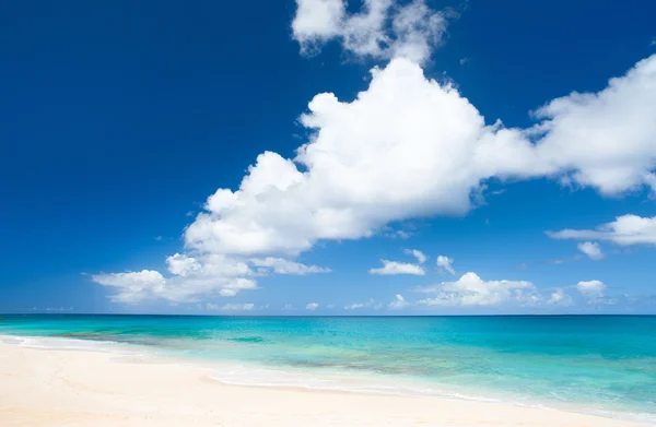 Spiaggia e mare dei Caraibi — Foto Stock