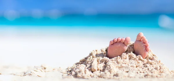 小小的脚用沙子盖 — 图库照片