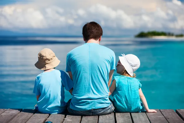 Отец и дети наслаждаются видом на океан — стоковое фото