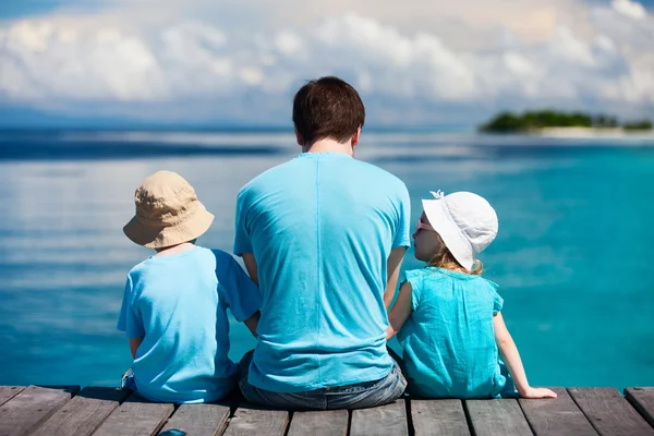 Vader en kinderen genieten van uitzicht op de Oceaan — Stockfoto