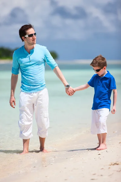 Otec a syn na pláži — Stock fotografie