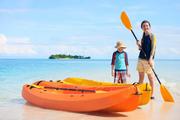 Madre e hijo con kayaks — Foto de Stock