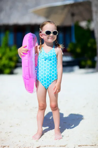 Little girl at tropical beach — 图库照片