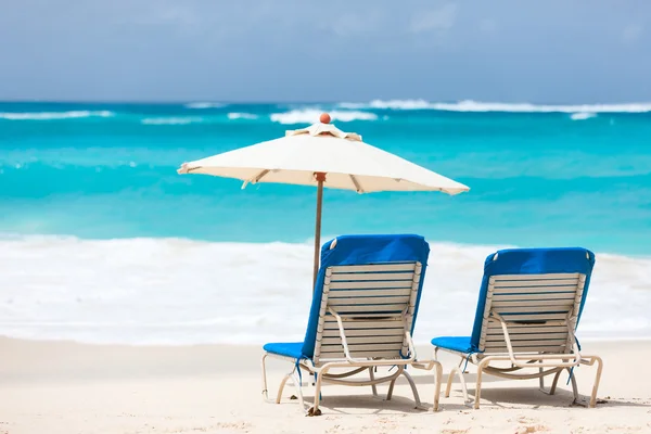 Chaises et parasol sur la plage tropicale — Photo