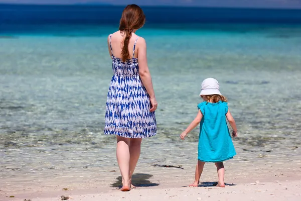 Anne ve kızı plajda — Stok fotoğraf