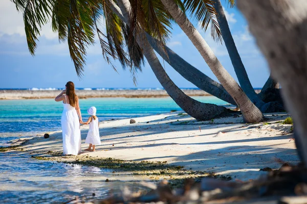 Mère et fille en vacances tropicales — Photo