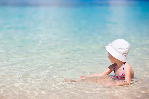 Little girl at tropical beach — 图库照片