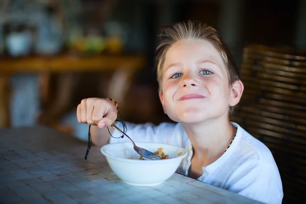 Liten pojke med frukost — Stockfoto