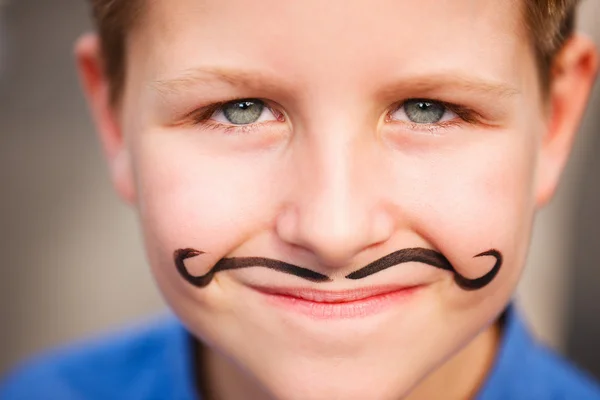 Carino ragazzo con i baffi dipinti — Foto Stock
