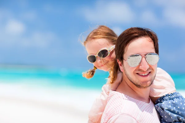 Far och dotter på stranden — Stockfoto