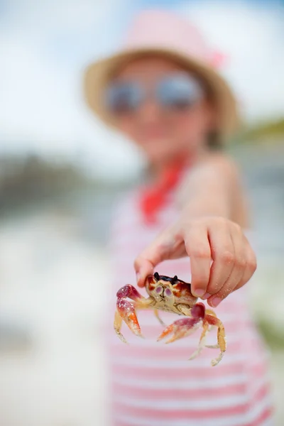 Menina segurando um caranguejo — Fotografia de Stock