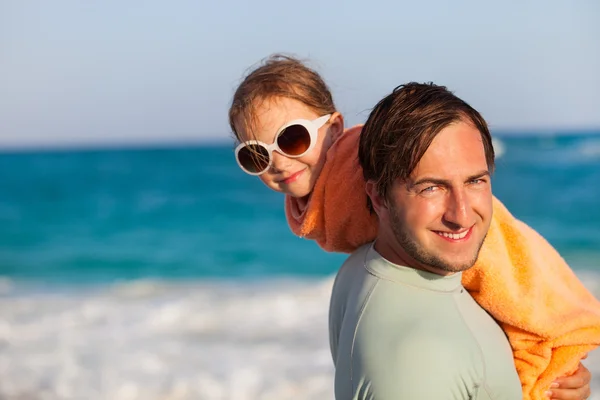 Apa és lánya strandon — Stock Fotó