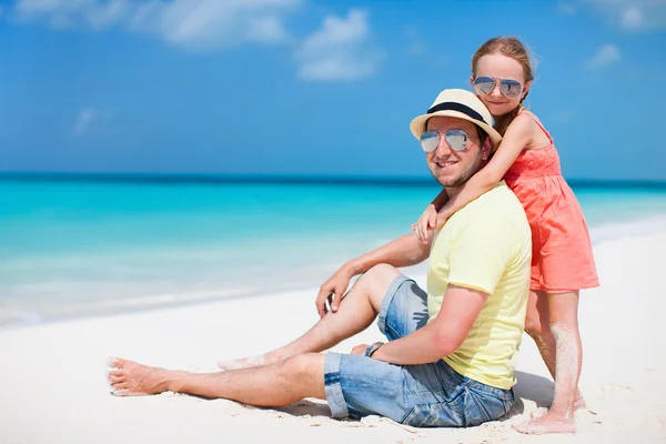 Père et fille à la plage — Photo